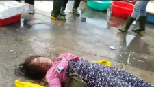 Camera ghi lại toàn bộ vụ nhân viên trật tự chợ Đông Hà đánh dã man nữ tiểu thương
