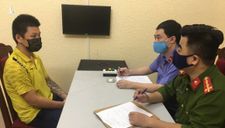 Bị nhắc đeo khẩu trang, người đàn ông lao vào bóp cổ chiến sĩ công an