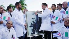 Cuba cử ‘đội quân áo choàng trắng’ tới hỗ trợ Ý chống COVID-19