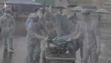 Bác sỹ bệnh viện Bạch Mai nhảy lên băng ca giành giật sự sống cho bệnh nhân