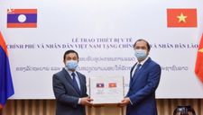 Việt Nam trao thiết bị y tế trên 7 tỉ đồng giúp Lào, Campuchia chống COVID-19