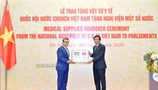 Quốc hội Việt Nam trao vật tư y tế tặng Nghị viện một số nước