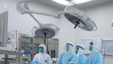 Phi công người Anh mắc Covid-19 tràn khí màng phổi, phải đặt ống dẫn lưu