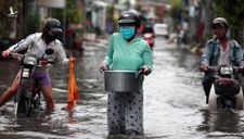 Đường ngập sâu nửa mét vì mưa lớn, người Sài Gòn vất vả lội nước