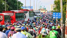 TP.HCM: Đường phố, hàng quán đông đúc hơn, dần trở lại nhịp sống sôi động