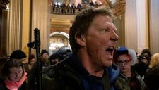 Dân Mỹ vác súng vào nhà Quốc hội tiểu bang biểu tình, phản đối lệnh phong tỏa