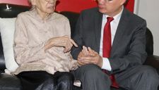 Phu nhân cố Tổng Bí thư Nguyễn Văn Linh nhận Huy hiệu 85 năm tuổi Đảng