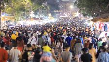 Hàng nghìn người chen chúc ở chợ đêm Đà Lạt