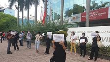 Hàng trăm phụ huynh trường Quốc tế Úc phản đối thu học phí mùa dịch Covid-19
