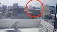 Khoảnh khắc máy bay đâm xuống nhà dân nổ như “cầu lửa” ở Pakistan