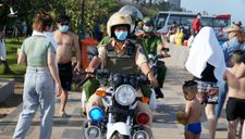 Hơn 1.000 người ngăn chặn khách tắm biển Vũng Tàu