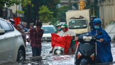 Người Sài Gòn chôn chân trong mưa lớn, ô tô, xe máy không nhúc nhích, giao thông hỗn loạn