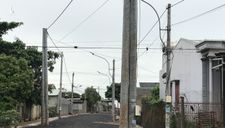 Chuyện lạ: Chỉnh trang đô thị bằng cách đưa cột điện… ra mặt đường