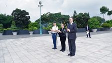 Đại sứ Mỹ Daniel Kritenbrink viếng Nghĩa trang Liệt sĩ TP.HCM