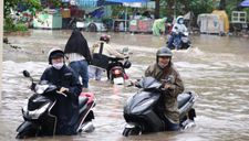 Mưa ngập ngang bánh, người đi xe máy lại bì bõm dắt bộ ở TP Hồ Chí Minh