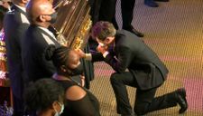 Thị trưởng Minneapolis quỳ khóc nức nở trước quan tài George Floyd