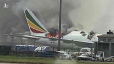 Cháy máy bay kinh hoàng tại sân bay Trung Quốc