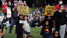 Nước Úc hỗn loạn, dân chúng kéo cả gia đình xuống đường biểu tình ủng hộ phong trào “Black Lives Matter”