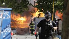Washington Post: Người biểu tình tại Mỹ nổi giận, châm lửa đốt tòa án liên bang