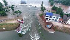 Vỡ đê sông Trường Giang, hàng nghìn dân sơ tán khẩn cấp