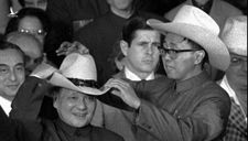 Từ mũ cao bồi của Đặng Tiểu Bình năm 1979 đến lãnh sự quán bị đóng cửa ở Texas