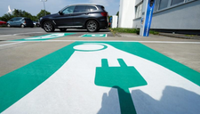 Đức: Các trạm xăng phải có chỗ sạc cho xe chạy điện