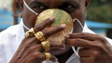 Doanh nhân Ấn Độ đeo khẩu trang vàng chống COVID-19