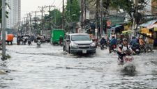 Người và xe bơi giữa đường sau cơn mưa lớn tại TP.HCM