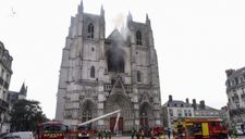 Thánh đường gần 600 năm ở Pháp bị cháy, nghi do phóng hỏa