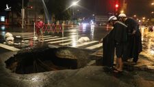 “Hố tử thần” xuất hiện giữa đường sau cơn mưa lớn ở TP.HCM