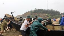 Bộ đội Biên phòng Đèo Ngang giúp ngư dân Hà Tĩnh neo 32 chiếc thuyền tránh bão số 2