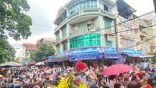 ‘Biển người’ chen nhau đi lễ Phủ Tây Hồ đầu tháng cô hồn