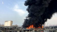 Vụ nổ hóa chất chưa lắng xuống, cảng Beirut lại ngùn ngụt khói lửa