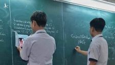 Cho học sinh dùng điện thoại trong lớp: Nên hay không nên?