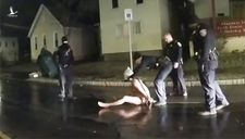Người da màu chết ngạt sau khi bị cảnh sát trùm mũ lên đầu