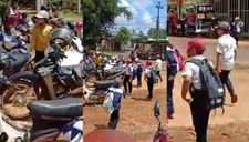 Đến giờ học, hiệu trưởng không mở cổng trường, học sinh phải đứng giữa trời nắng