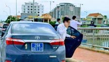Chủ tịch Quảng Bình lên tiếng vụ 4 xe biển xanh dừng trên cầu