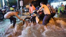 Người Sài Gòn vật lộn sau trận mưa lớn