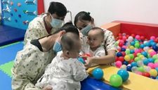 Trúc Nhi – Diệu Nhi tập nói, cưỡi ngựa, vẽ tranh