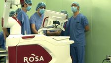 Robot phẫu thuật ở Bệnh viện Bạch Mai bị nâng giá thế nào?