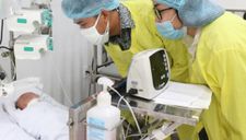Em bé bị bỏ rơi cổng chùa được bố mẹ đến nhận