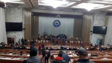 Phe đối lập tuyên bố nắm quyền, Tổng thống Kyrgyzstan nói đang có đảo chính