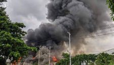 TP.HCM: Hỏa hoạn tại Công ty gỗ KCN Bình Chiểu, nhiều tài sản bị thiêu rụi