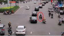 Thanh niên ngang nhiên chạy cắt ngang đoàn xe ưu tiên ở TP.HCM