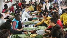 Người Hà Nội ngày đêm gói hàng nghìn chiếc bánh chưng cứu trợ miền Trung qua cơn lũ dữ