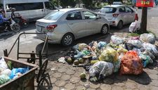 Hà Nội: Công nhân vệ sinh đình công, người dân khốn khổ vì rác thải tràn ngập đường phố