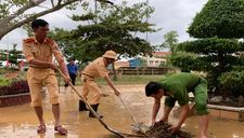 Công an, bộ đội giúp người dân dọn bùn sau lũ lụt ở Quảng Bình