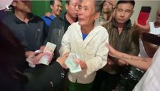 Cụ ông khóc vì “trắng tay” sau lũ còn nợ ngân hàng, vợ chồng ca sỹ Thủy Tiên tặng ngay 210 triệu
