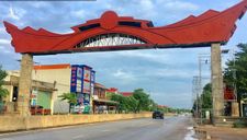 Một trong 2 cổng chào Đồng Hới trị giá 14 tỷ đồng đã dựng xong