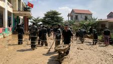 Cảnh sát cùng người dân xắn tay dọn bùn phủ kín sân trường học